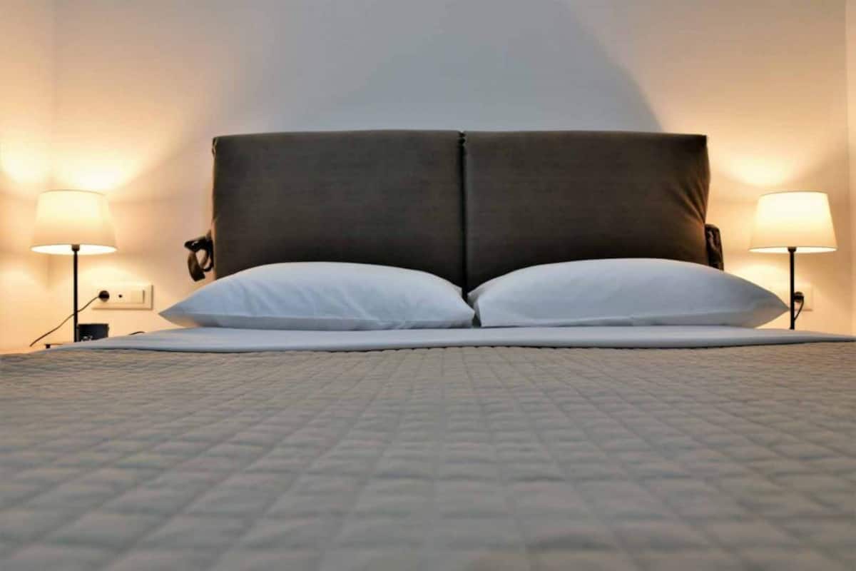Soundproofing, free WiFi, bed sheets