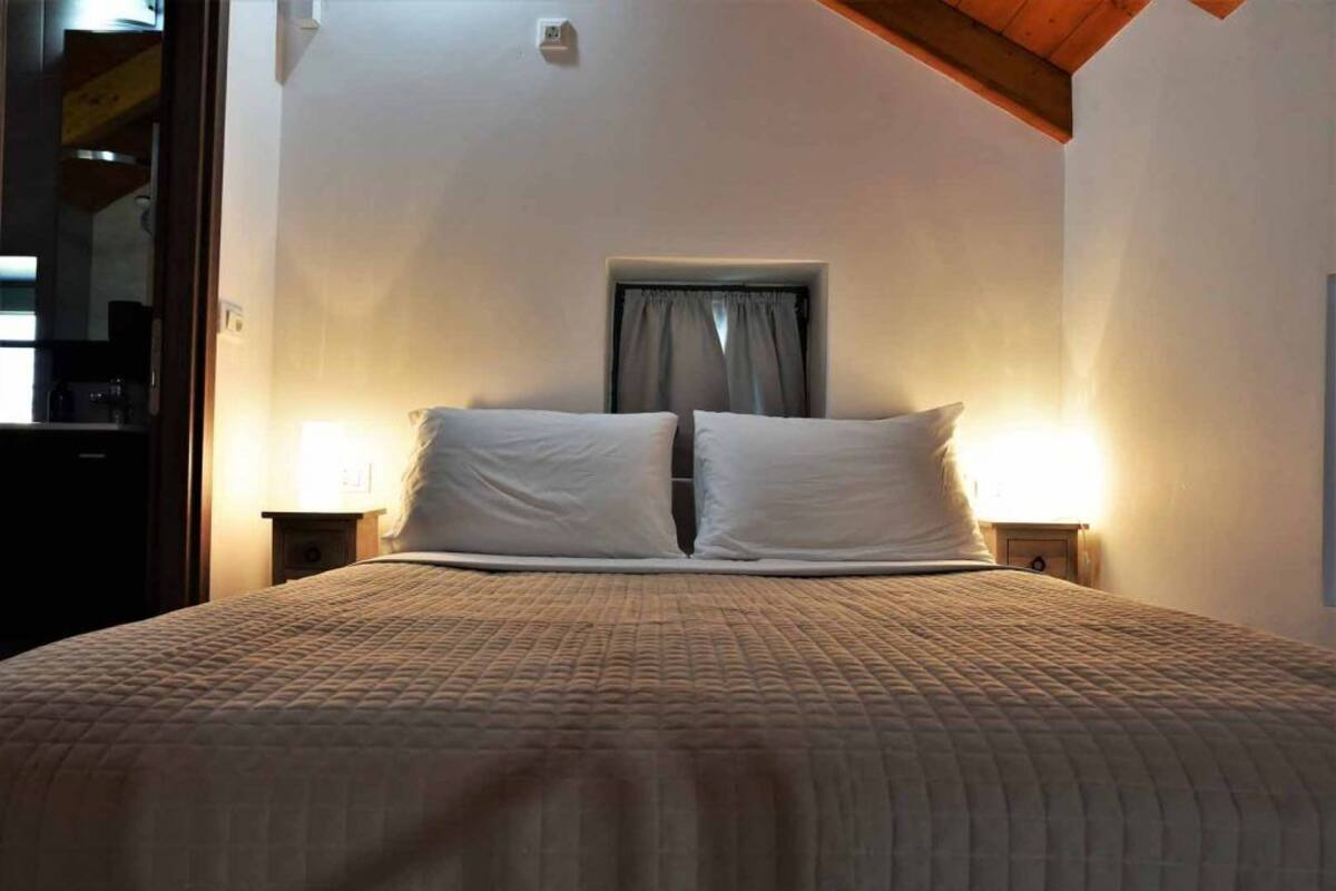 Romantic Double Room | Soundproofing, free WiFi, bed sheets