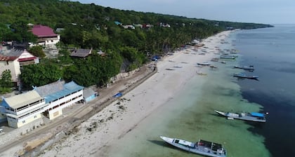Phinisi Hostel Bira