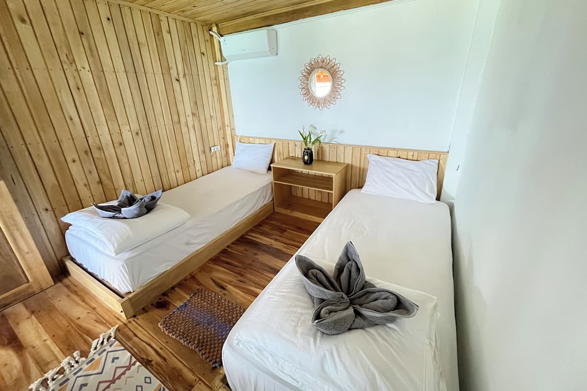 Habitación estándar con 2 camas individuales, baño compartido | Ropa de cama