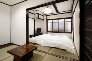 Down duvets, desk, blackout curtains, free WiFi - Tsumugi Shichijokagiyacho (Kyoto)