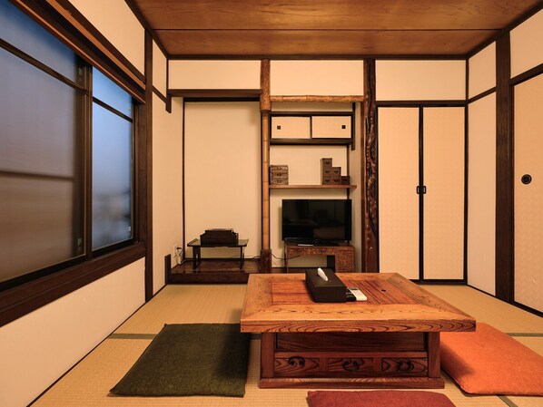 1 bedroom, down comforters, desk, blackout drapes