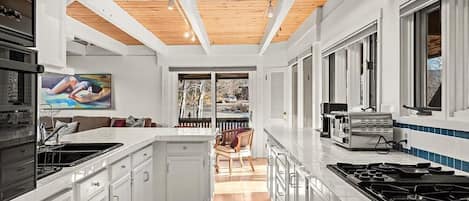 Condo, 4 Bedrooms | Private kitchen | Fridge, microwave, oven, stovetop