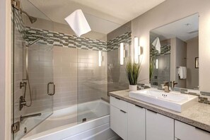 Combined shower/bathtub, hair dryer, shampoo