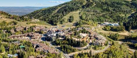 Zona residencial amb cases, carreteres i un paisatge amb turons.