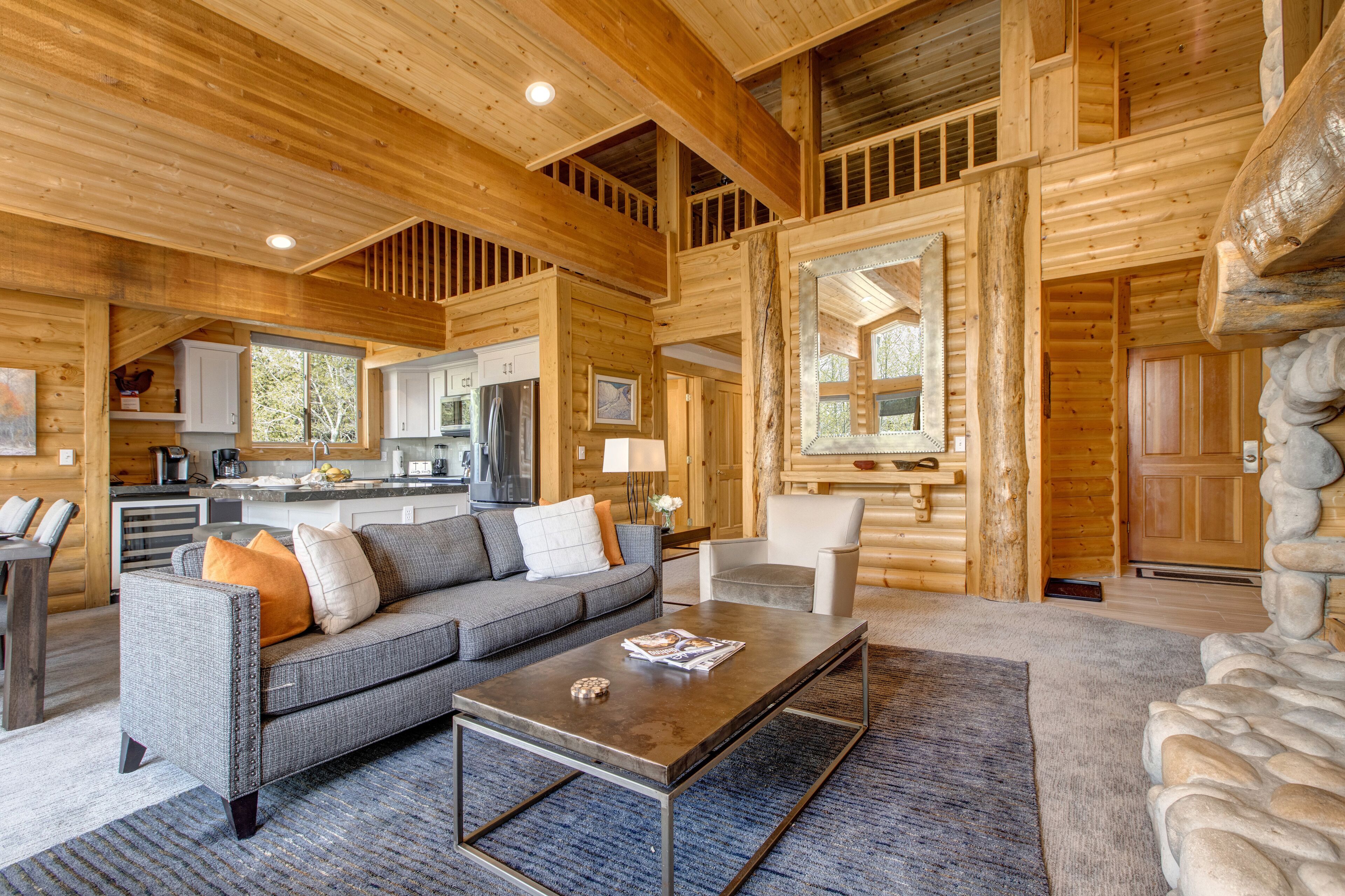 Televisión, chimenea y estéreo 