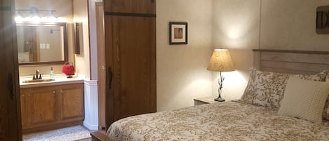 3 dormitorios, escritorio, tabla de planchar con plancha y cuna de viaje