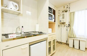 Réfrigérateur, micro-ondes, plaque de cuisson