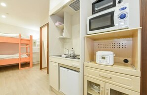 Jääkaappi, mikroaaltouuni, liesi, keittoastiat/astiat/ruokailuvälineet