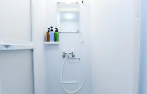 Kostenlose Toilettenartikel, Haartrockner, Handtücher