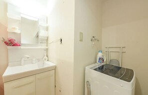 Articles de toilette gratuits, sèche-cheveux, serviettes fournies