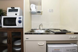 Kjøleskap, mikrobølgeovn, kokeplater og kjøkkenutstyr