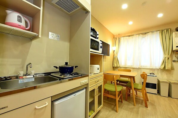 Kjøleskap, mikrobølgeovn, kokeplater og kjøkkenutstyr