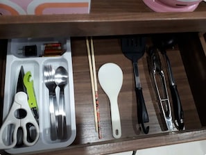 冰箱、微波炉、炉灶、厨具/餐具