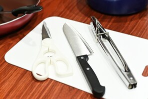 Réfrigérateur, micro-ondes, plaque de cuisson