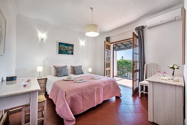 3 chambres, coffres-forts dans les chambres, fer et planche Ă repasser