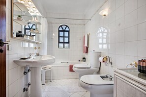 Badewanne, Haartrockner, Handtücher