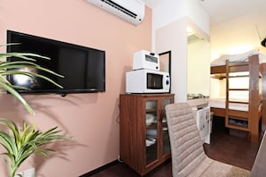 1 habitación, tabla de planchar con plancha, wifi gratis y ropa de cama