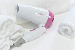 Secador de pelo, toallas
