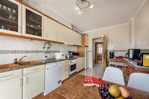 Fridge, microwave, oven, dishwasher - Apartment AG - O Monte 3 bedroom apt with large pool (Albufeira)