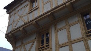 Een traditioneel vakwerkhuis met meerdere ramen en een bordje dat aangeeft dat het zich op de Rue Saint Salomon bevindt.
