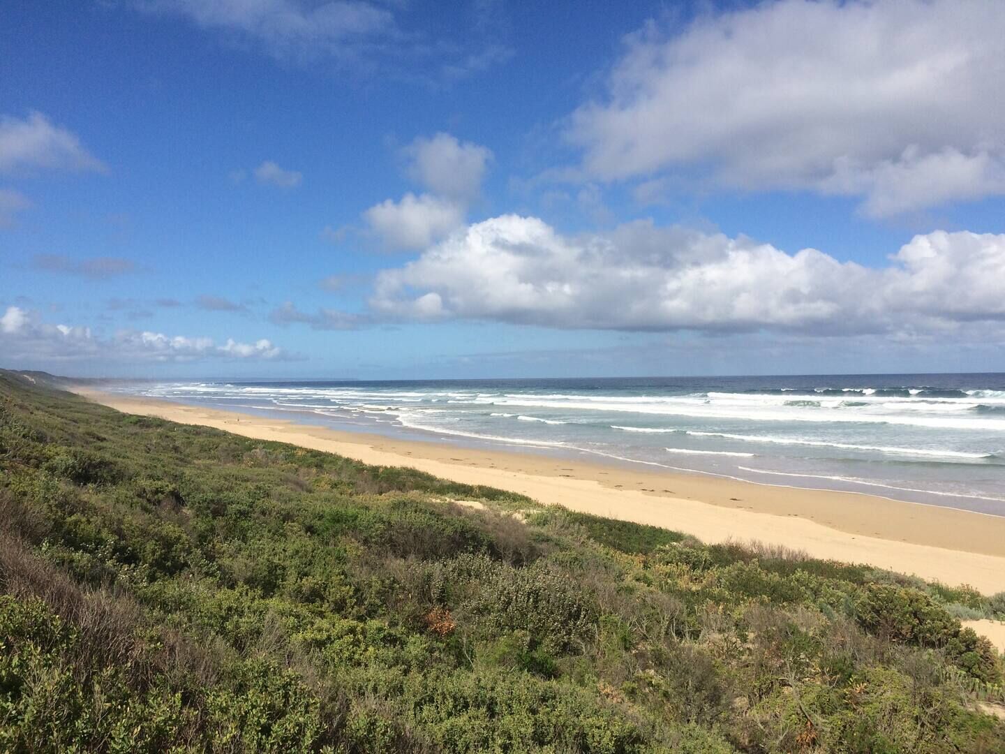 Rannalla, aurinkotuoleja