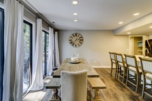 Dining - 1 West Garrison- 3 Bedroom Home in Sea Pines and Only1/2 mile to the Beach! (Hilton Head Island)