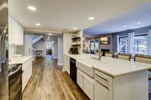 ثلاجة، ميكروويف، فرن، موقد طهي مسطح