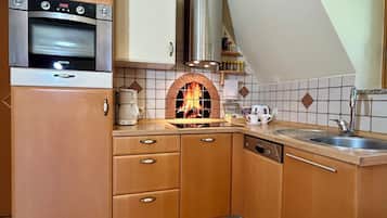 Classic-huoneisto (Two Bedroom Apartment) | Yksityinen keittiö | Jääkaappi