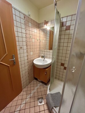 Apartamento clásico (Two Bedroom Apartment) | Baño | Ducha, zapatillas y toallas