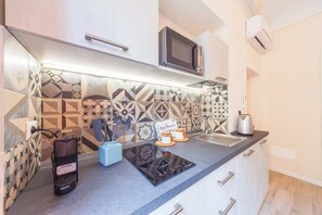 Fridge, microwave, stovetop, coffee/tea maker