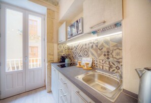 Refrigerador, microondas, parrilla de estufa y cafetera y tetera 