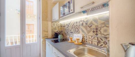 Jääkaappi, mikroaaltouuni, liesi, kahvin-/teenkeitin