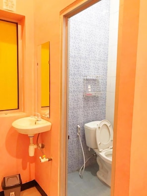 Douche, chaussons, bidet, serviettes fournies