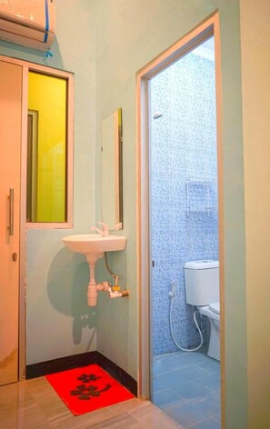 Kamar Double Deluks | Kamar mandi | Shower, sandal, kloset, dan handuk