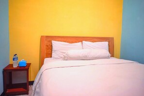 Deluxe Double Room | Desk, free WiFi - Roomz Budget (Semarang)