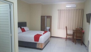 Desk, free WiFi - Roomz Budget (Semarang)