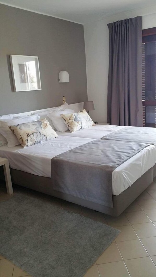 Apartamento, 1 quarto, sacada, vista para a piscina | Wi-Fi de cortesia, roupa de cama