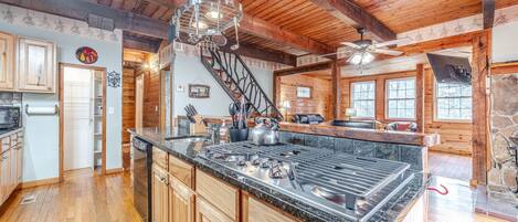 冷蔵庫、電子レンジ、オーブン、コンロ