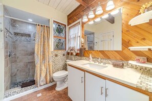 Ensemble douche/baignoire, sèche-cheveux, serviettes fournies
