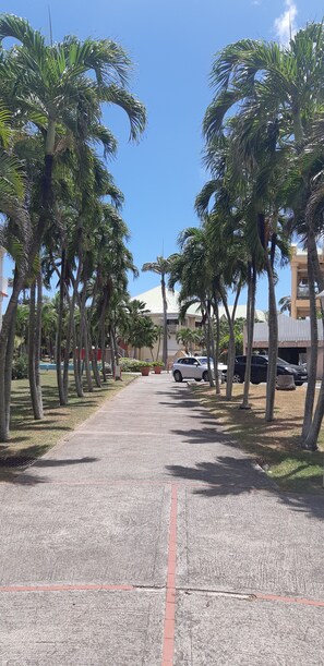 المنطقة المحيطة بالمنشأة