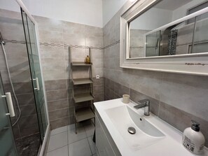 Shower, hair dryer, towels, shampoo