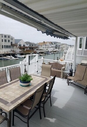 Outdoor dining - Bay Front Property in Walking Distance to the Beach and Local Ammenities (Sea Isle City)