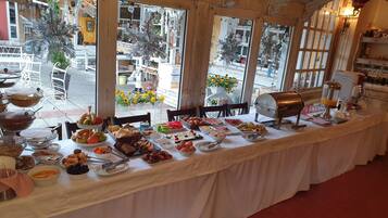 Free daily buffet breakfast