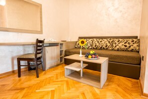 베이직 트리플룸 | 거실 | 케이블 채널 시청이 가능한 81cm LCD TV, TV