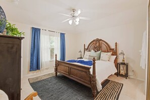 3 sovrum, skrivbord, strykjärn/strykbräda och resesäng