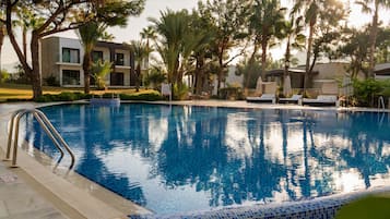 Hồ bơi trong nhà, 4 hồ bơi ngoài trời, ghế dài tắm nắng