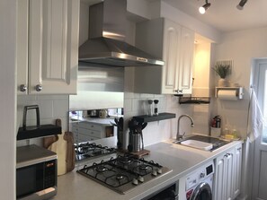 Réfrigérateur, four à micro-ondes, un four, surface de cuisson