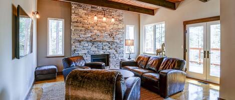 Smart-tv, pejs, bøger, stereoanlæg