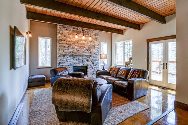 Smart TV, fireplace, books, stereo